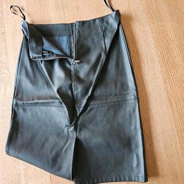 2 stuks- Leren rokjes maat L beschikbaar voor biedingen