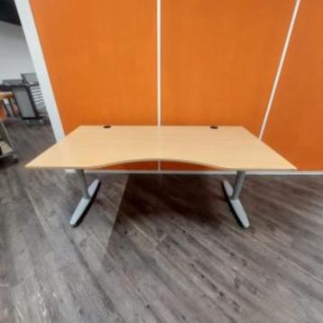 Kinnarps  bureau met slinger en kabelgoot 180x90xH62-82,24st - afbeelding 1