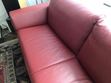Een lederen 2-zitsbank en een 2.5  -zitsbank. Rood leer beschikbaar voor biedingen