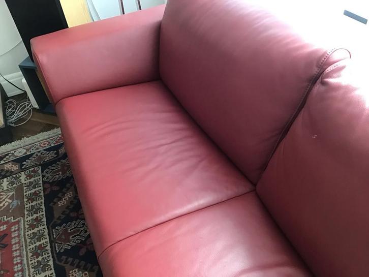 Een lederen 2-zitsbank en een 2.5  -zitsbank. Rood leer, Huis en Inrichting, Banken | Bankstellen, Zo goed als nieuw, Rechte bank