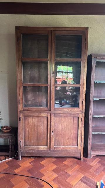 Antieke houten vitrinekast – met karakter en charme beschikbaar voor biedingen