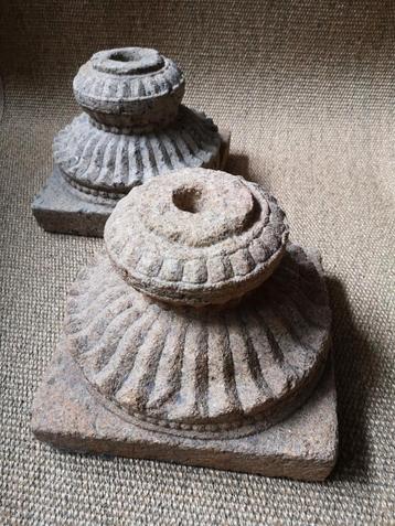 Antieke stenen pilaarvoeten uit India  beschikbaar voor biedingen
