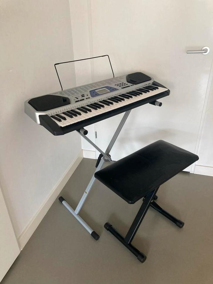 Casio Keyboard met standaard, kruk & boeken, Muziek en Instrumenten, Keyboards, Gebruikt, 61 toetsen, Casio, Met standaard, Ophalen of Verzenden