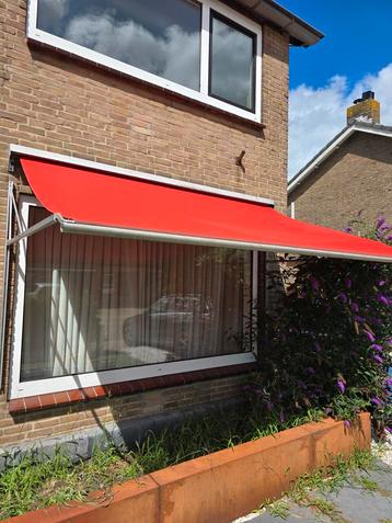 Rood zonnescherm 2.91m met slinger beschikbaar voor biedingen