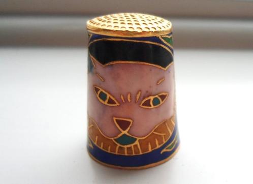 Vingerhoed cloisonné met afbeelding kat. Metaal., Verzamelen, Vingerhoedjes, Zo goed als nieuw, Ophalen of Verzenden
