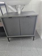 Grijze wastafelkast met ribbeldeuren, Huis en Inrichting, Badkamer | Badkamermeubels, Minder dan 50 cm, Ophalen of Verzenden, Zo goed als nieuw