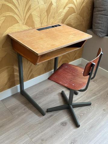Vintage schoolbankje met stoeltje beschikbaar voor biedingen