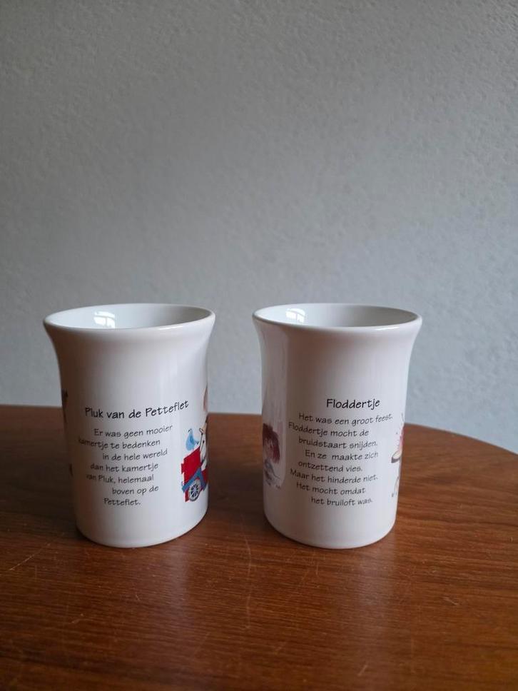 2 Annie M.G. Schmidt Mokken - Floddertje & Pluk, Huis en Inrichting, Keuken | Servies, Zo goed als nieuw, Kop(pen) en/of Schotel(s)