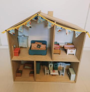 Poppenhuis, toebehoren/meubels en poppen beschikbaar voor biedingen