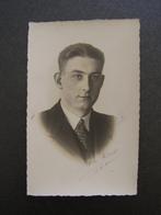 Foto fotokaart: Jongeman met stropdas; gesigneerd, Ophalen of Verzenden, Voor 1940, Gebruikt, Foto