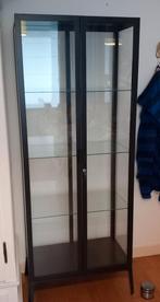 Zwarte Vitrinekast Milsbo, Huis en Inrichting, Kasten | Vitrinekasten, Zo goed als nieuw, 150 tot 200 cm, 25 tot 50 cm, 50 tot 100 cm