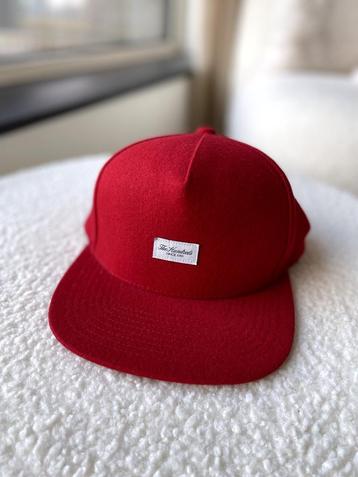 The Hundreds pet rood. Zo goed als nieuw beschikbaar voor biedingen