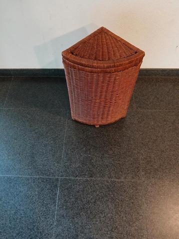 Leuk rieten hoek opbergkastje beschikbaar voor biedingen