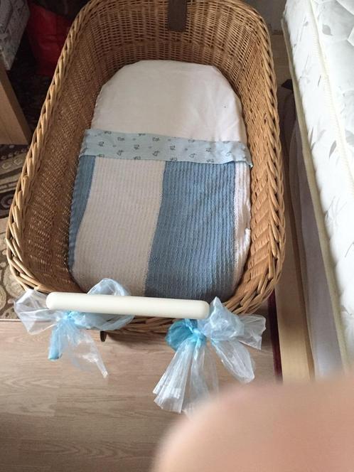 Zeer nette wieg op wielen (combinatie met hemeltje mogelijk), Kinderen en Baby's, Babywiegjes en Ledikanten, Zo goed als nieuw