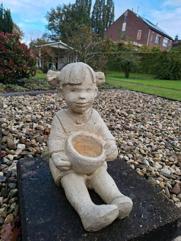 Betonnen tuinbeeld meisje met mand beschikbaar voor biedingen