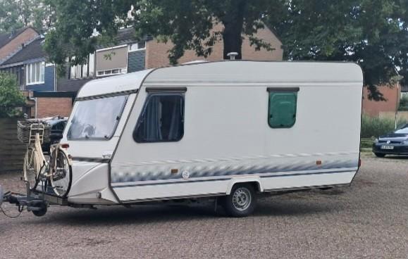 Caravan Adria 1990 WF-40-HZ, Caravans en Kamperen, Caravans, Particulier, tot en met 5, Adria, 4 tot 5 meter, Fietsenrek, Kachel