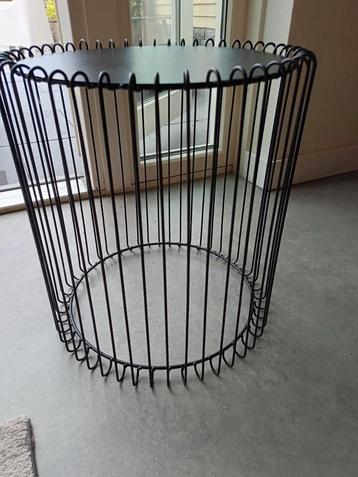 Te koop: Zwart metalen bijzettafeltje  beschikbaar voor biedingen