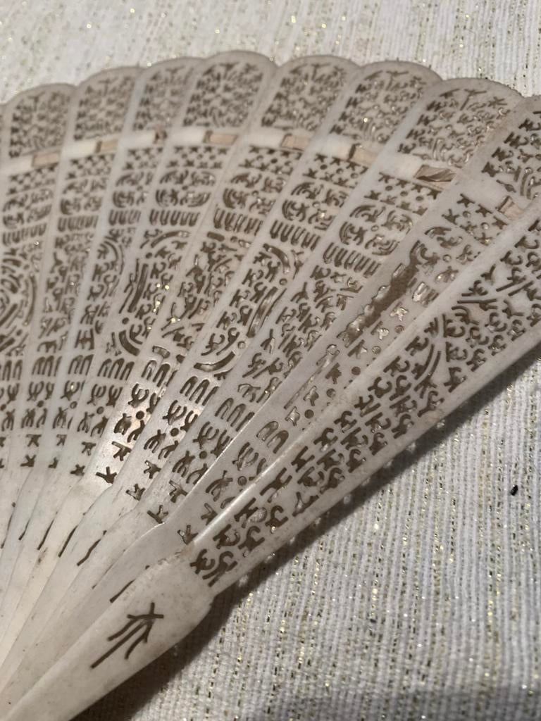 Antieke waaier met gedetailleerd snijwerk, Antiek en Kunst, Ophalen of Verzenden