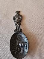 Antieke tinnen lepel met reliëf van man en koe, Verzenden