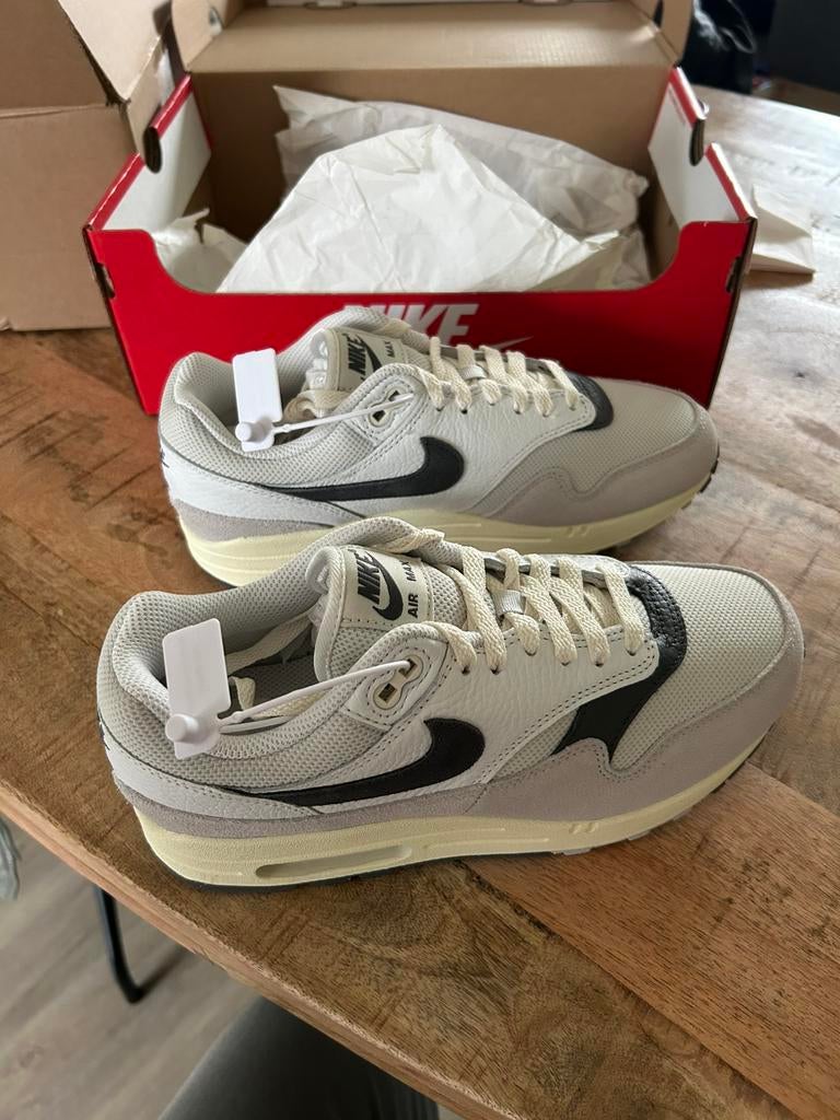 (Nieuw)Nike Air Max 1 size 40,5 light bone/iron grey, Kleding | Heren, Schoenen, Overige kleuren, Nieuw, Ophalen of Verzenden