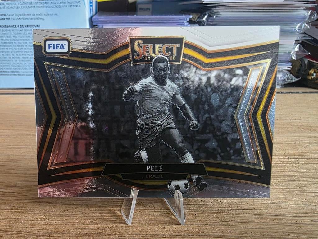 2024-25 Panini Select FIFA Soccer Pelé Silver Prizm SP #250, Ophalen of Verzenden, Nieuw, Buitenlandse clubs, Spelerskaart