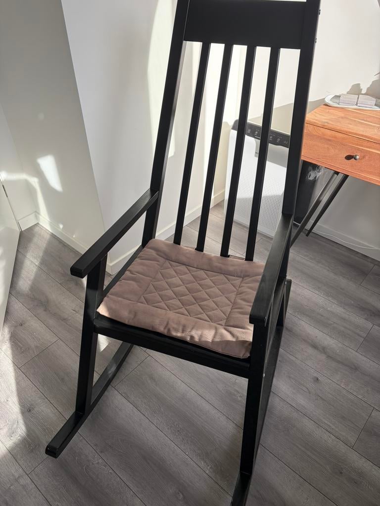 Zwarte schommelstoel incl. kussen. Ideaal voor de babykamer!, Huis en Inrichting, Stoelen, Ophalen, Zo goed als nieuw, Zwart, Eén