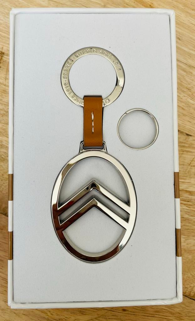 Originele Citroën sleutelhanger–jubileum uitvoering in doos, Ophalen of Verzenden, Nieuw, Merk