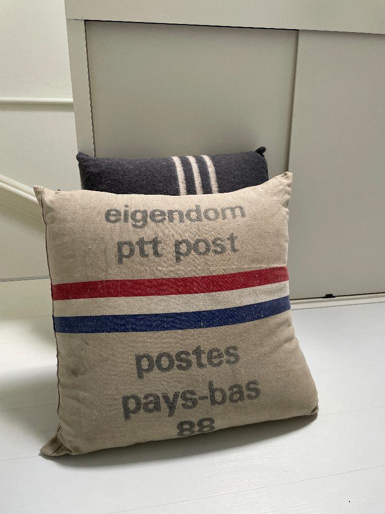 Twee grote loungekussens/zitkussens,  PTT postzak, Huis en Inrichting, Ophalen, Zo goed als nieuw, Vierkant