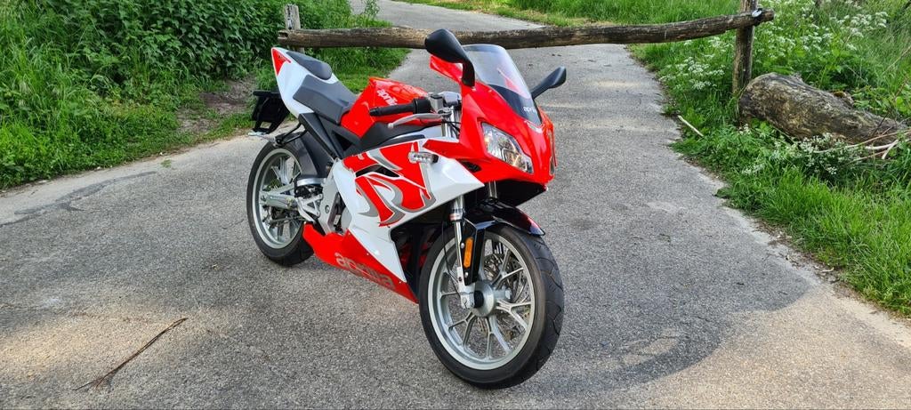 Aprilia RS Fluo Red origineel rs50, Traction Control, 2 cilinders, Motorrijbewijs A, Meer dan 35 kW