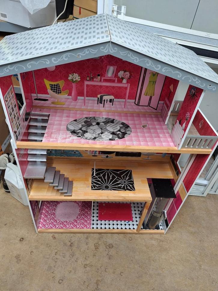 Groot en modern poppenhuis met trap en lift, Kinderen en Baby's, Speelgoed | Poppenhuizen, Gebruikt, Poppenhuis, Ophalen