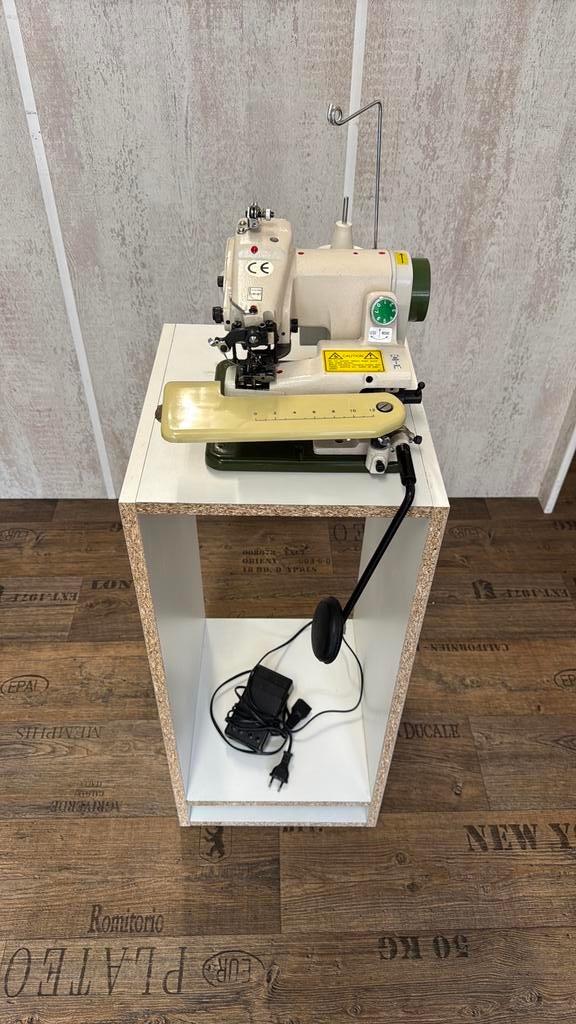 Blindzoom machine met tafel, Hobby en Vrije tijd, Naaimachines en Toebehoren, Ophalen, Zo goed als nieuw, Naaimachine, Overige merken