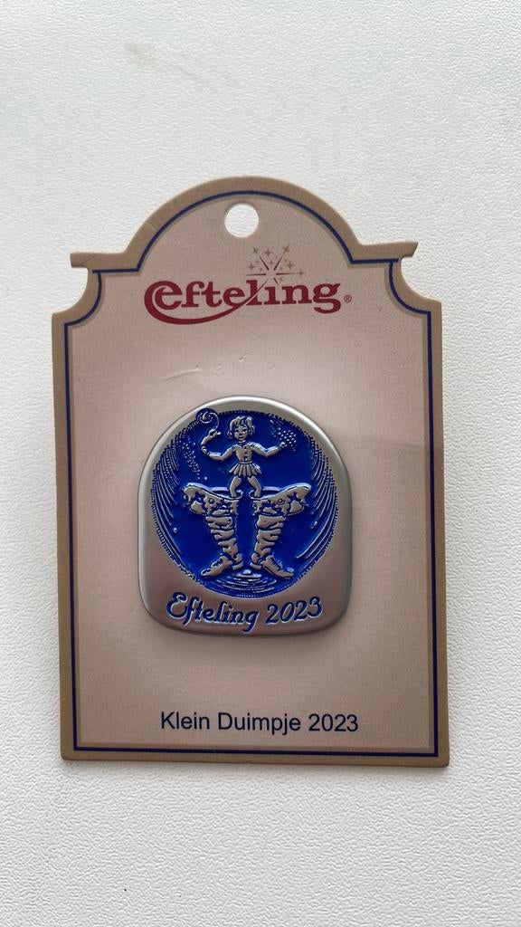 Efteling pin Klein Duimpje 2023 op kaartje EPP 448, Verzamelen, Efteling, Ophalen of Verzenden, Zo goed als nieuw, Button of Speldje