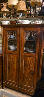 Antieke mahonie vitrinekast met snijwerk, Gebruikt, Met deur(en), 150 tot 200 cm, Ophalen of Verzenden