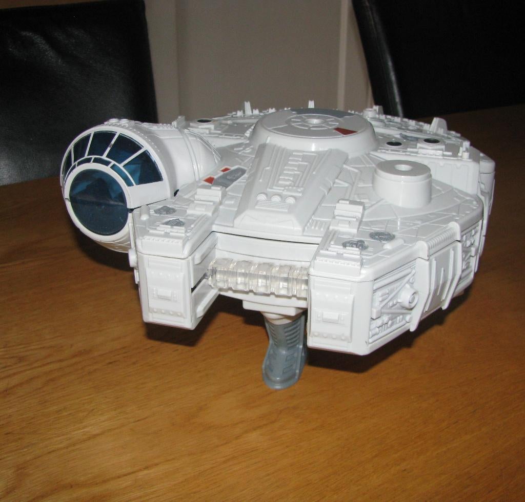 Star Wars. Millennium Falcon. Merk : Hasbro, Ophalen of Verzenden, Gebruikt, Actiefiguurtje