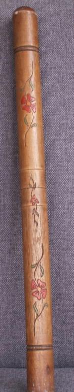Oude Houten Breinaaldenkoker met ingegraveerd  Bloemmotief, Antiek en Kunst, Ophalen of Verzenden