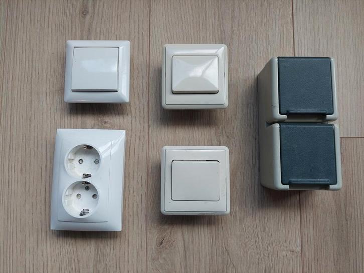 Divers schakelmateriaal en wandcontactdozen, Doe-het-zelf en Verbouw, Elektra en Kabels, Gebruikt, Schakelaar, Ophalen of Verzenden