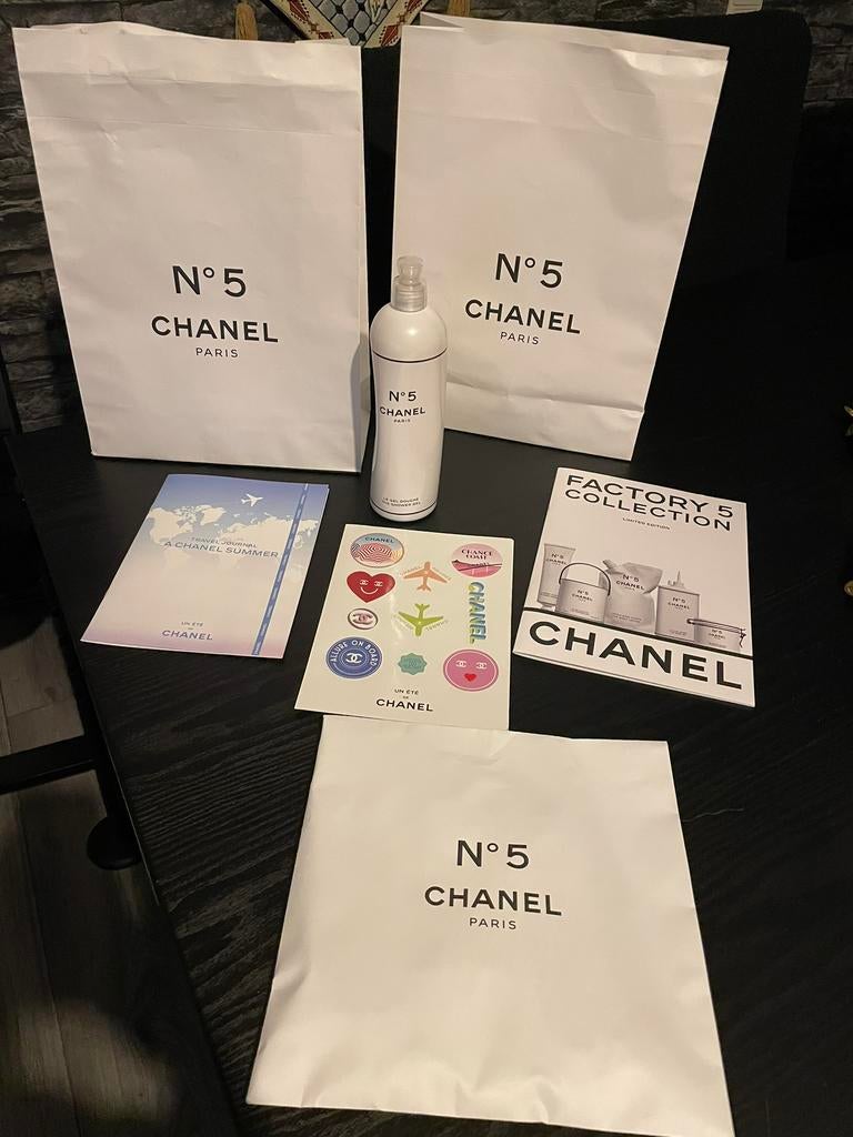 Chanel factory 5 showergel + boekjes + tas limited edition, Ophalen of Verzenden, Nieuw, Bad & Douche