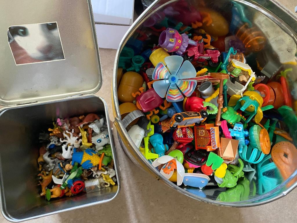 Mega veel surprise ei speeltjes, Verzamelen, Verrassingseieren, Zo goed als nieuw, Ophalen