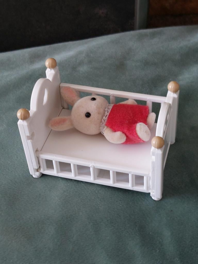 Sylvanian families 5017 konijn met kinderbed, Ophalen of Verzenden, Zo goed als nieuw