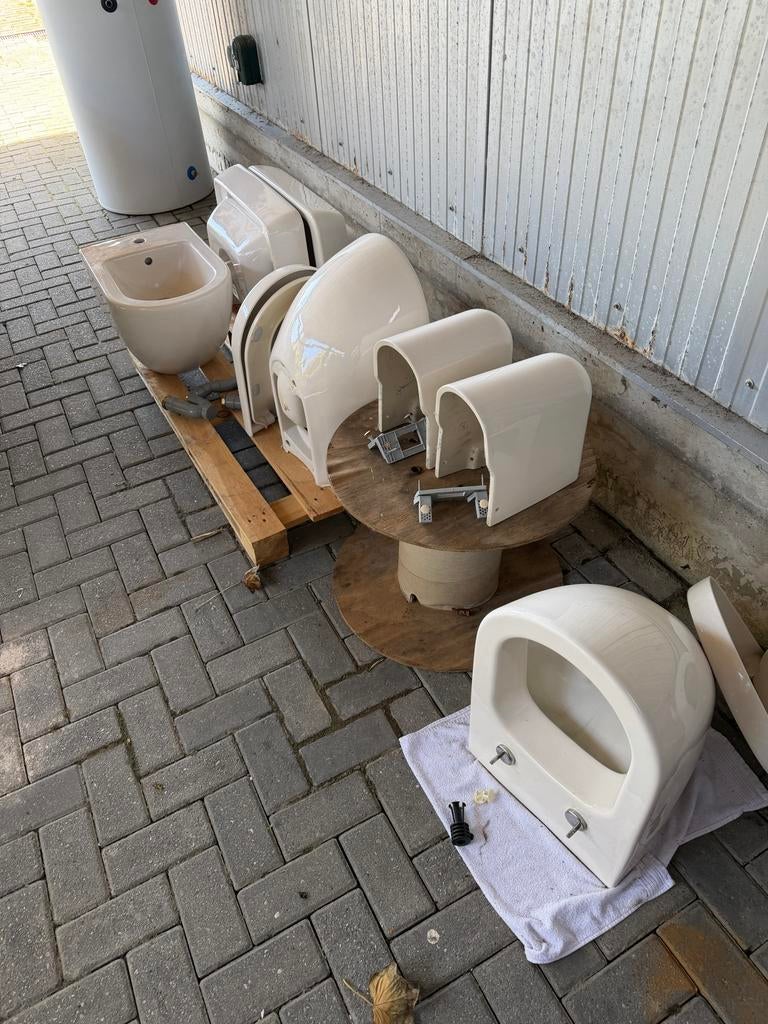 Sanitair set: 2 wc potten, 2 wastafels, bidet (camee/crème), Ophalen of Verzenden, Gebruikt, Toilet