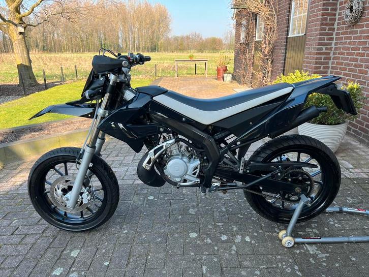 Derbi senda DRD xtreme 2016 schakelbrommer, Fietsen en Brommers, Brommers | Derbi, Zo goed als nieuw, Ophalen