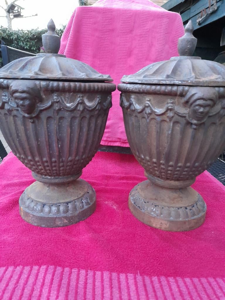 Twee gietijzeren tuinvazen met deksel nu €75, Tuin en Terras, Tuinvazen, Ophalen of Verzenden, Gebruikt