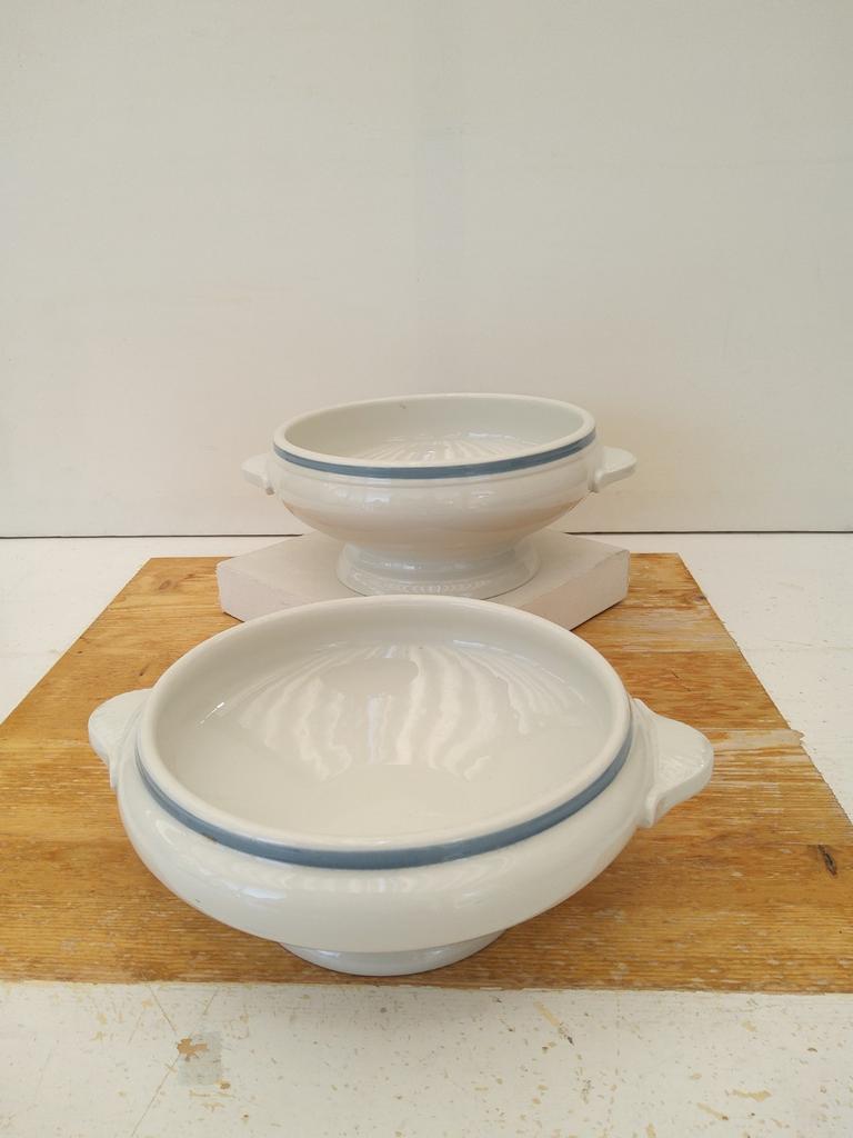 P. Regout - 2 Schalen op Voet met blauwe bies, Ophalen of Verzenden