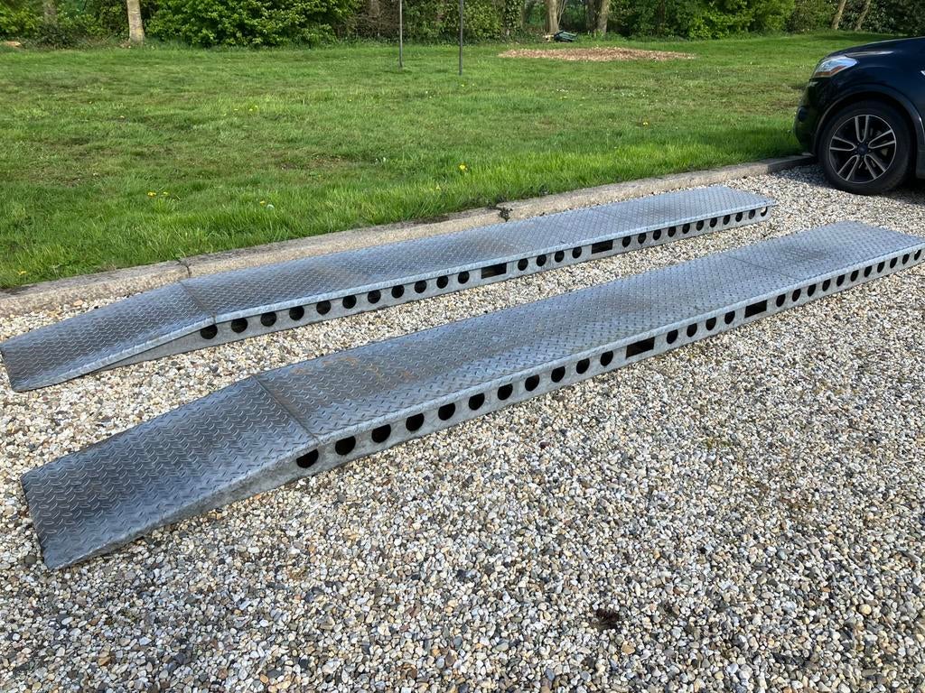 2 zware gegalvaniseerde oprijplaaten rijplaten brug, Ophalen, Zo goed als nieuw