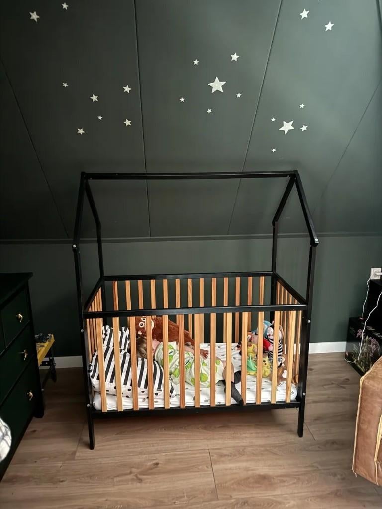 Ledikant huisbed — zwart met houten spijlen, Ophalen, Gebruikt, Ledikant