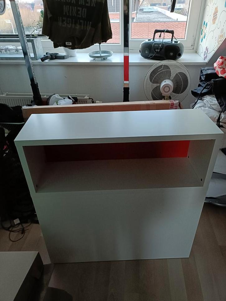 Ikea nachtkastje met uitschuifbaar deel - wit/rood, Huis en Inrichting, Slaapkamer | Nachtkastjes, Zo goed als nieuw, 70 cm of meer