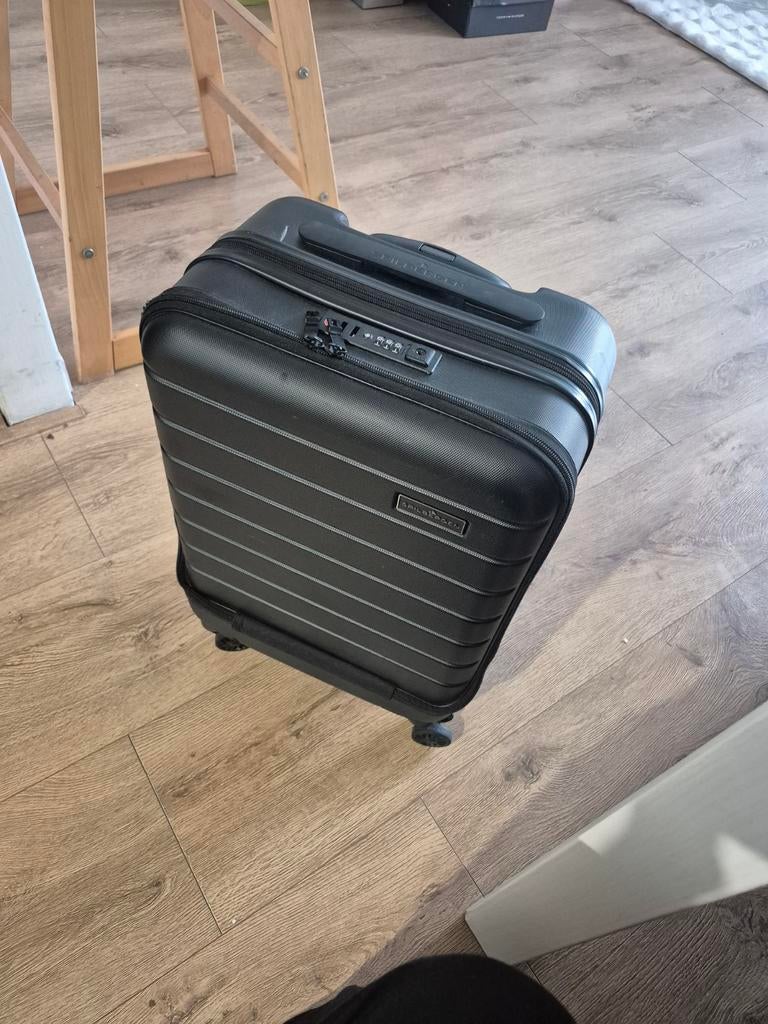 Nieuwe reiskoffer met defect handvat, Ophalen of Verzenden, Nieuw, Zwart, Wieltjes