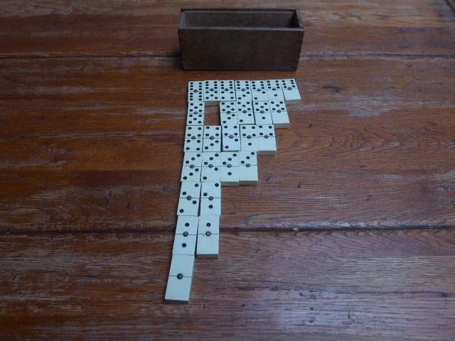 Antiek dominospel met 26 stenen, kunststof, Antiek en Kunst, Ophalen of Verzenden