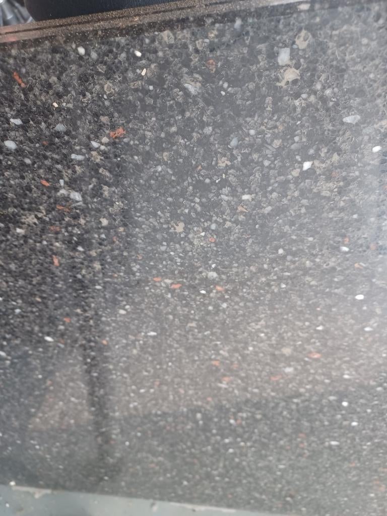 Tafeltje van zwart gemeleerd composietblad en 2 poten, Huis en Inrichting, Tafels | Eettafels, Ophalen, Rechthoekig, 50 tot 100 cm