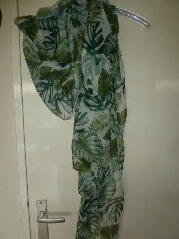 Shawl m2 groen met palmbladeren, Kleding | Dames, Mutsen, Sjaals en Handschoenen, Ophalen of Verzenden, Zo goed als nieuw, Maat 46/48 (XL) of groter
